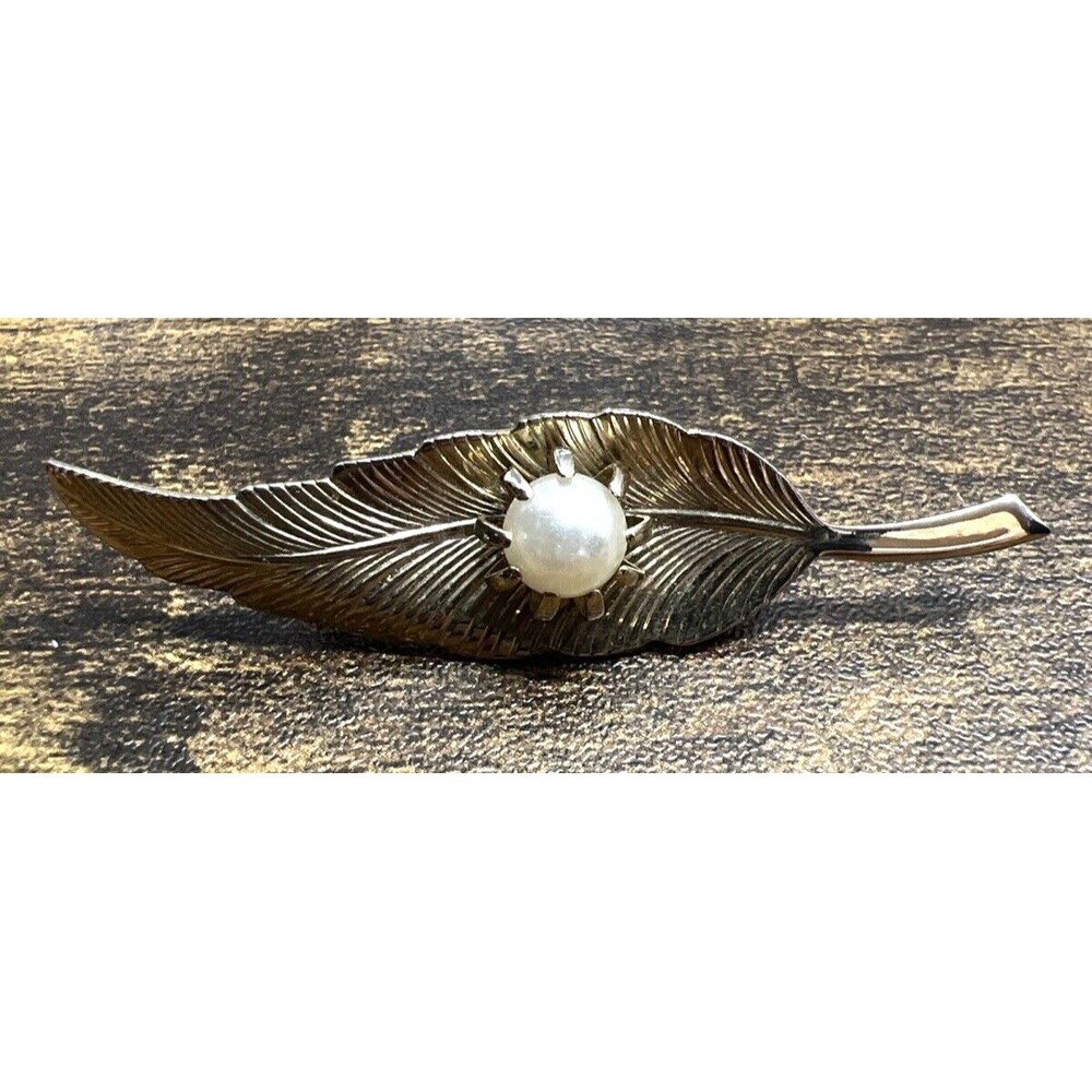 Vintage Gold Tone Leaf Pin With Centered Pearl Brooch Art Deco Classic Versatile